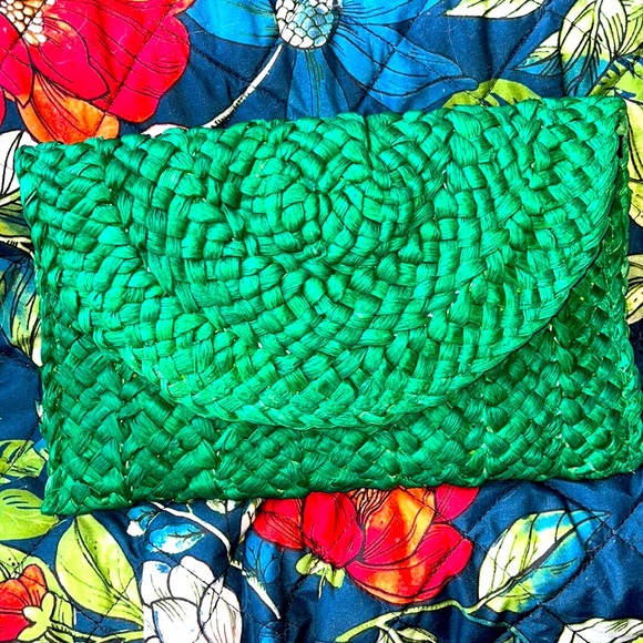 Straw Clutch 🦎w/ ᴇᴀʀʀɪɴɢs - Picture 2 of 5